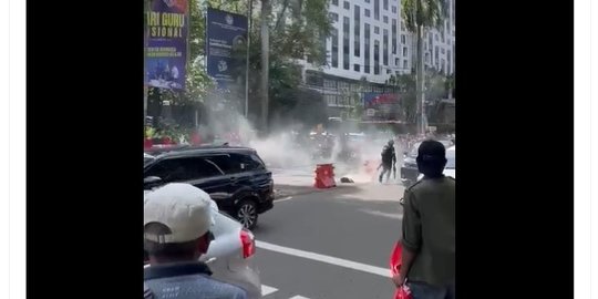 CEK FAKTA: Polisi Pastikan Video Asap di GBK Bukan Gas Air Mata, Berasal dari Flare