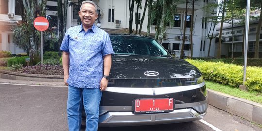 Potret Walkot Yana Pose Bareng Mobil Dinas Anyar Bertenaga Listrik Seharga Rp850 Juta