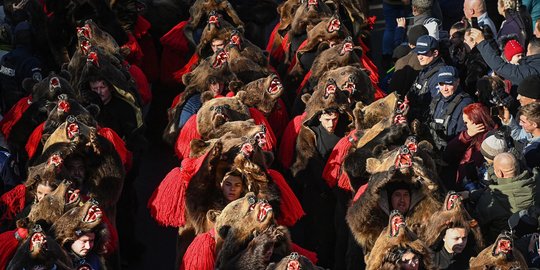 Ritual Mengusir Roh Jahat dengan Tarian Kulit Beruang