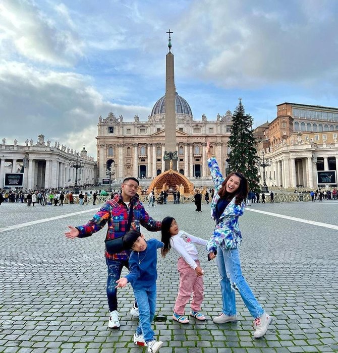 potret judika bersama keluarga rayakan natal di vatican city