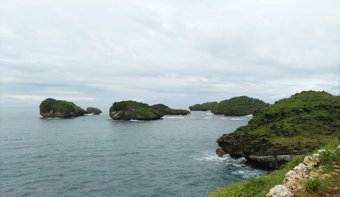 menelusuri pesona pantai kasap miniatur raja ampat di pacitan