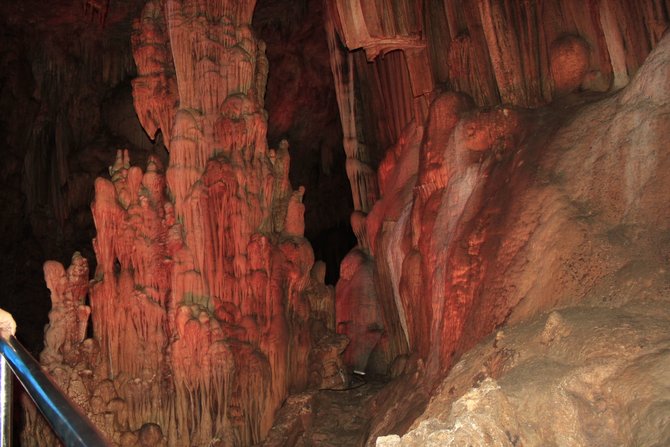 keelokan stalagmit dan stalaktit goa gong pacitan