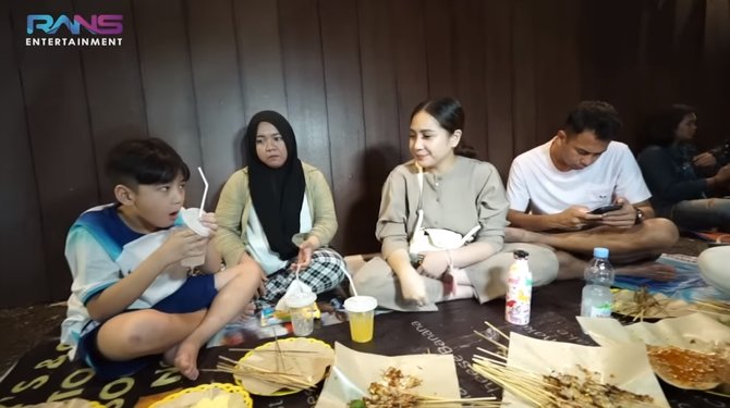 Intip Momen Lucu Rafathar Makan Di Pinggir Jalan Sempat Tak Tahu Lontong