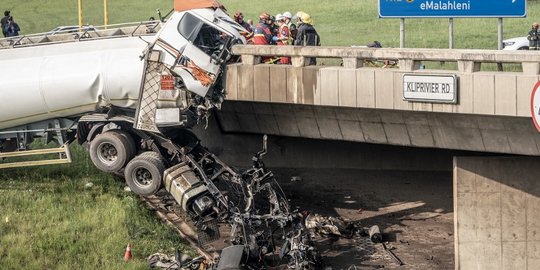 Hantam Beton Pembatas Jalan, Truk Tangki Hancur Tragis, Sopir Terjepit