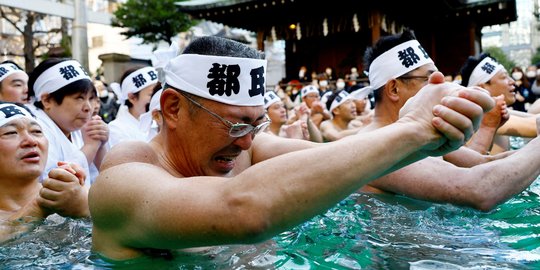 Melihat Tradisi Memurnikan Jiwa Orang Jepang yang Penuh Harapan