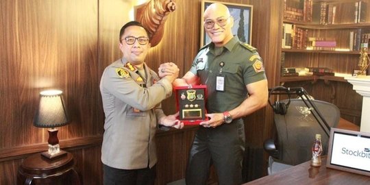 Deddy Corbuzier Pakai Seragam Hijau Pangkat Letkol Tituler saat Foto Bareng Kapolres