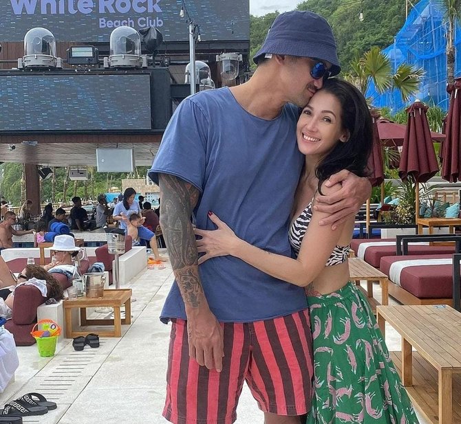 potret mesra mieke amalia tora sudiro di bali tubuhnya langsing banget curi perhatian