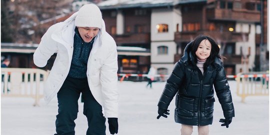 Liburan di Swiss, Ini 7 Momen Lucu Gempi Ajari Papa Gading Main Ice Skating