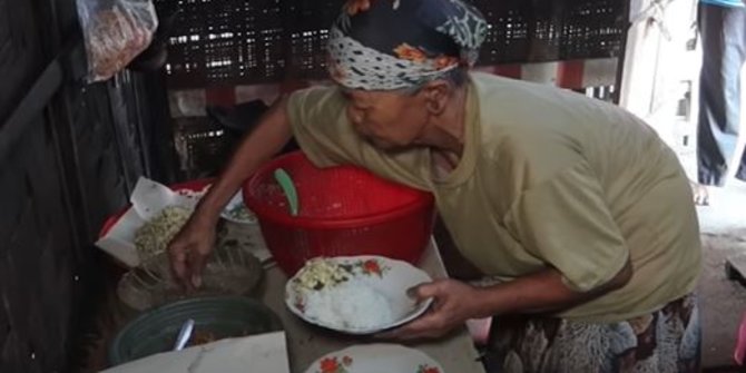 Unik, Warung Tengah Sawah Laris Manis, Harga Nasi Pecel Hanya Rp5 Ribu