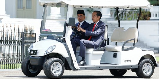 Berkunjung ke Istana Bogor, Jokowi Sopiri PM Malaysia Anwar Ibrahim Naik Mobil Buggy