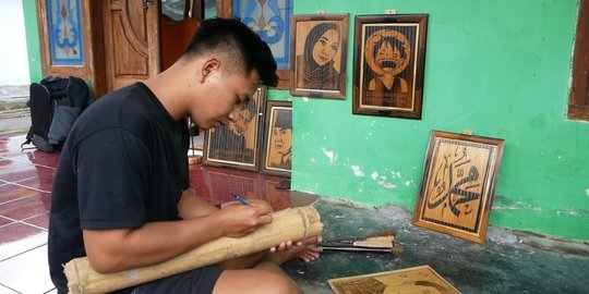 Warga Lumajang Sulap Limbah Bambu Jadi Lukisan Sketsa Wajah