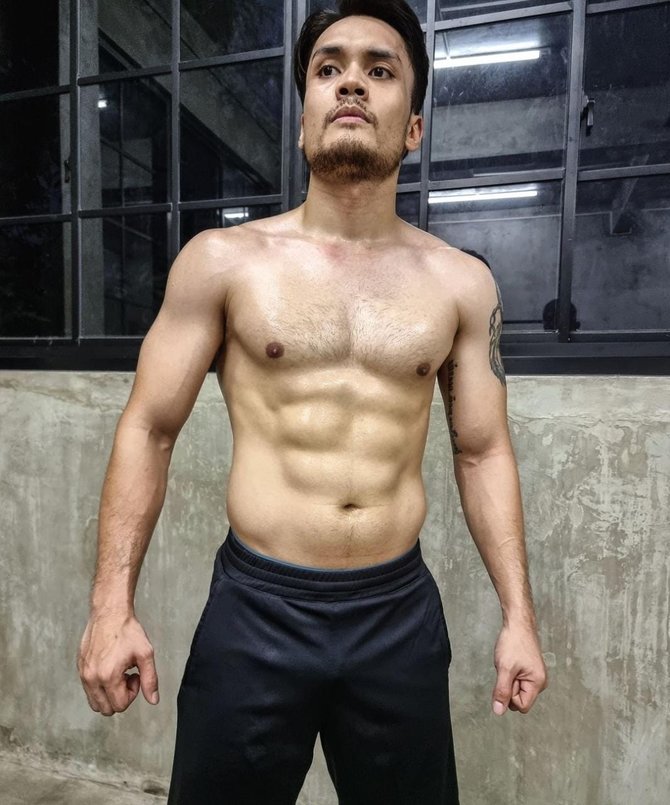 5 potret 039hot daddy039 randy pangalila pamer perut sixpack bak roti sobek keren banget