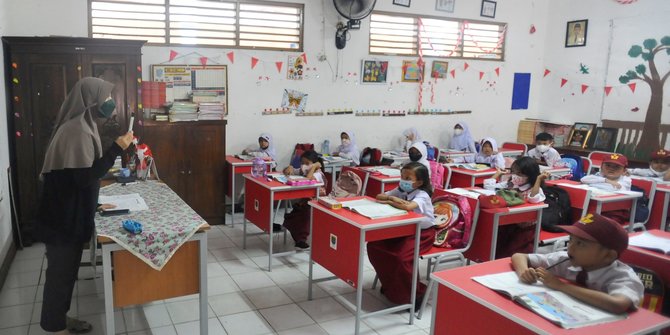 Relokasi Ditunda Murid Sdn Pondok Cina 1 Depok Kembali Belajar Dengan Guru 5730