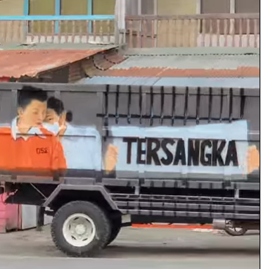 truk bertuliskan tersangka