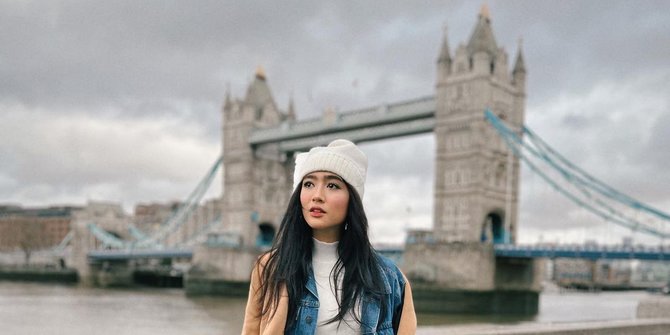 Potret Cantik Febby Rastanty Liburan di Inggris, Netizen 'Si Manis Jembatan London'
