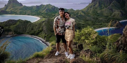 Arbani Yasiz Gendong Mesra Pacar di Pinggir Pantai Bikin Gemas, Ditanya Kapan Nikah