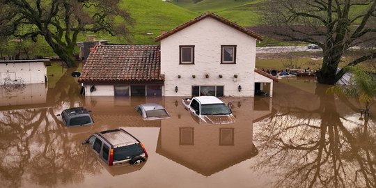 Terjangan Badai Bom Hantam California, Picu Banjir dan Tewaskan 12 Orang