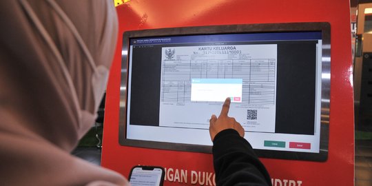 Anjungan Dukcapil Mandiri Mudahkan Masyarakat Cetak Kartu Keluarga