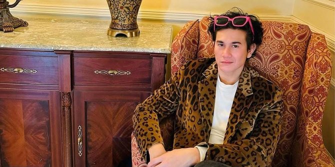 Gaya Nyentrik Vino G Bastian Pakai Blazer Motif Macan di Jepang, Kece Abis!