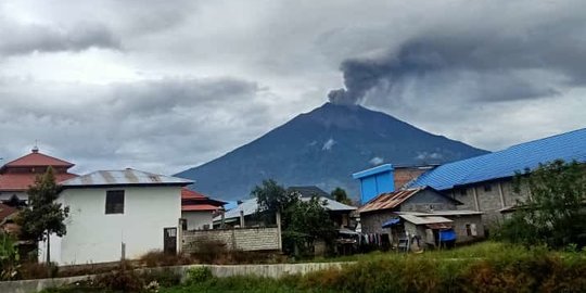 Gunung Kerinci Erupsi Selama 8 Menit, Semburkan Abu Setinggi 900 Meter