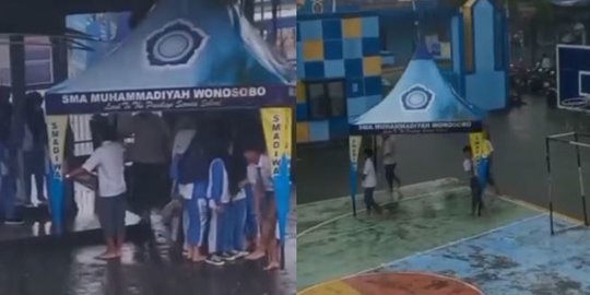 Unik, Sekumpulan Pria SMA Pakai Tenda untuk Bantu Temannya Lewati Hujan