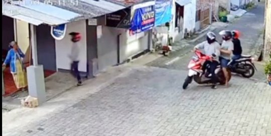 Viral Empat Pemotor Rampas Perhiasan Nenek 104 Tahun di Malang