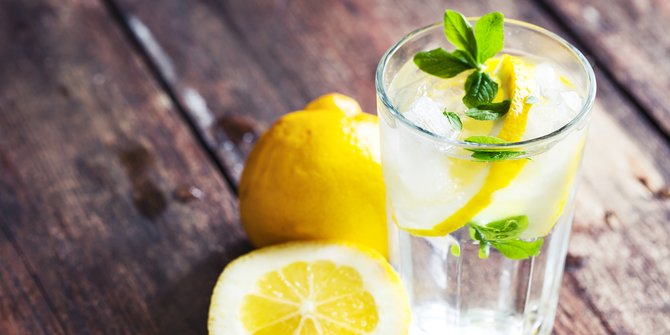 8 Manfaat Air Lemon di Pagi Hari, Bantu Segarkan Napas dan Cegah Batu Ginjal