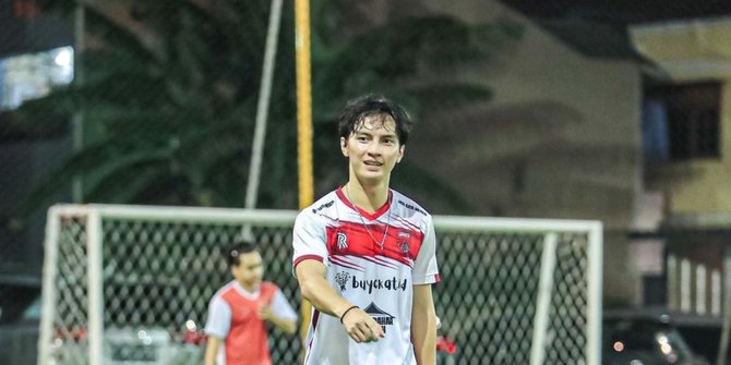 4 Potret Farhan Rasyid Pemain Sinetron Aura saat Main Futsal, Kece