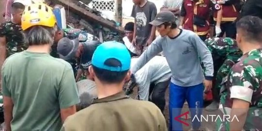 Bersihkan Puing di Lokasi Gempa Cianjur, Prajurit TNI Meninggal Tertimpa Bangunan