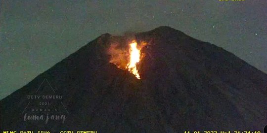 Gunung Semeru Muntahkan Lava Pijar, Terekam 25 Kali Letusan