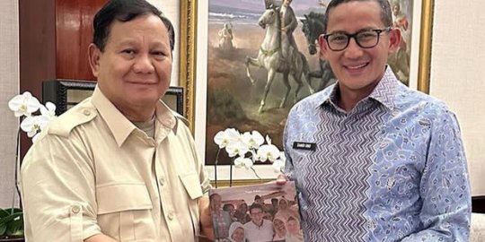 Bertemu Prabowo, Sandiaga Beri Buku Catatan Perjalanan Pilpres 2019