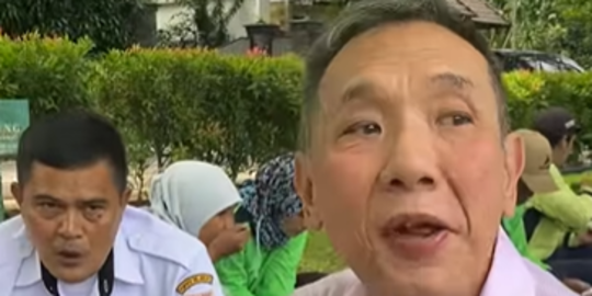 Momen Bos Jalan Tol 'Ngedeprok' sama Petugas Kebersihan, Makan Jengkol & Ikan Asin