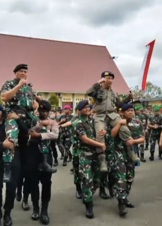 momen istimewa panglima tni dibopong brimob kapolri dibopong prajurit tni