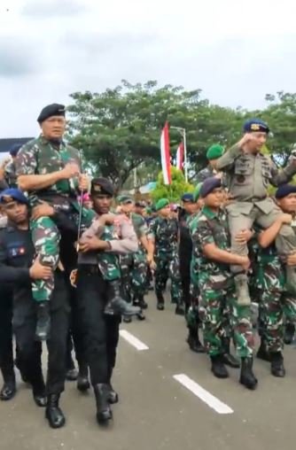 momen istimewa panglima tni dibopong brimob kapolri dibopong prajurit tni