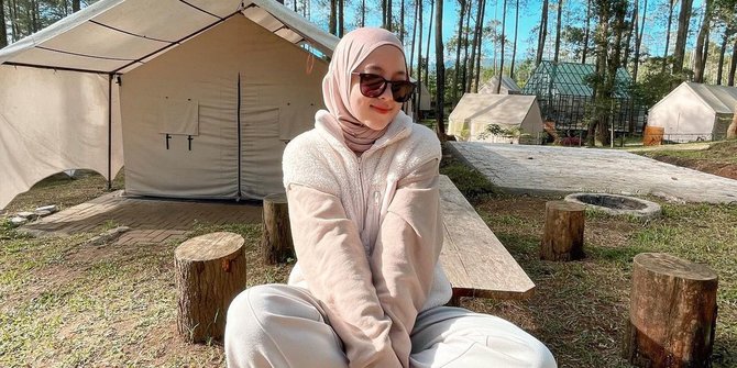 6 Potret Nissa Sabyan Nikmati Momen Camping, Penampilannya Ramai Dikomentari Begini