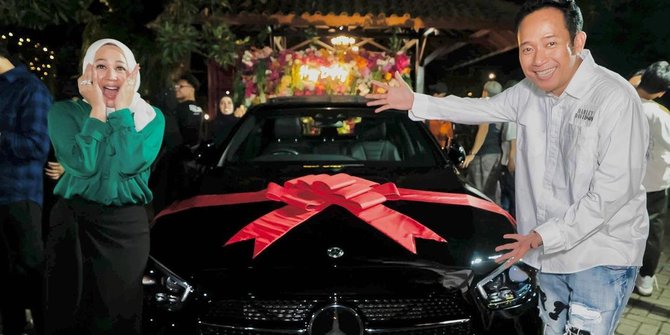 Penampakan Mobil Mewah Hadiah Denny Cagur untuk Sang Istri di Momen Ulang Tahun