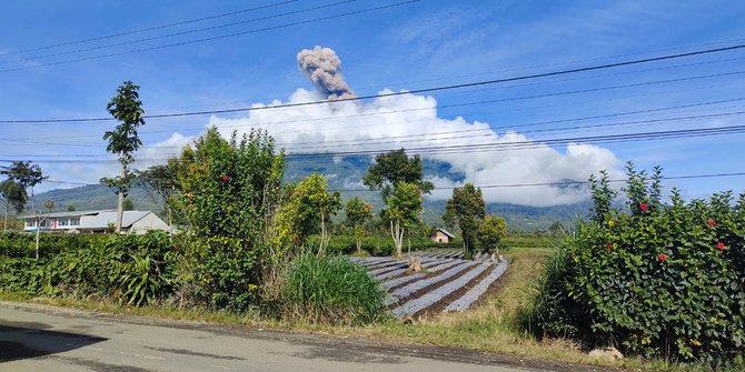 Gunung Kerinci dan Marapi Erupsi, Masyarakat Dilarang Beraktivitas 3 KM dari Puncak