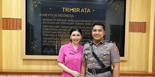 Cantiknya Istri Kompol Fahrul Sudiana Berseragam SMA, Tambah Gemas Bareng Sang Anak