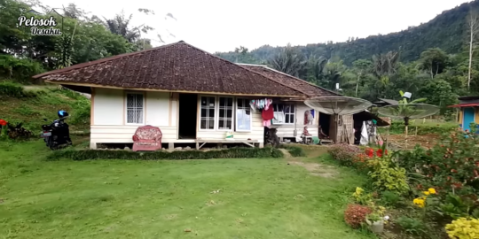 Potret Rumah Panggung Sederhana, Viewnya Langsung Menghadap Curug Indah Banget
