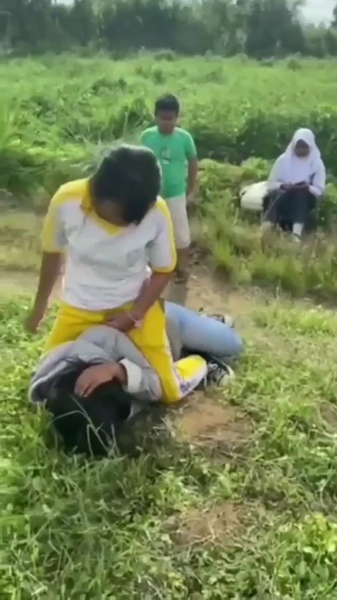 Pukuli Teman Sendiri, Video Bullying Remaja Ini Viral dan Bikin Miris