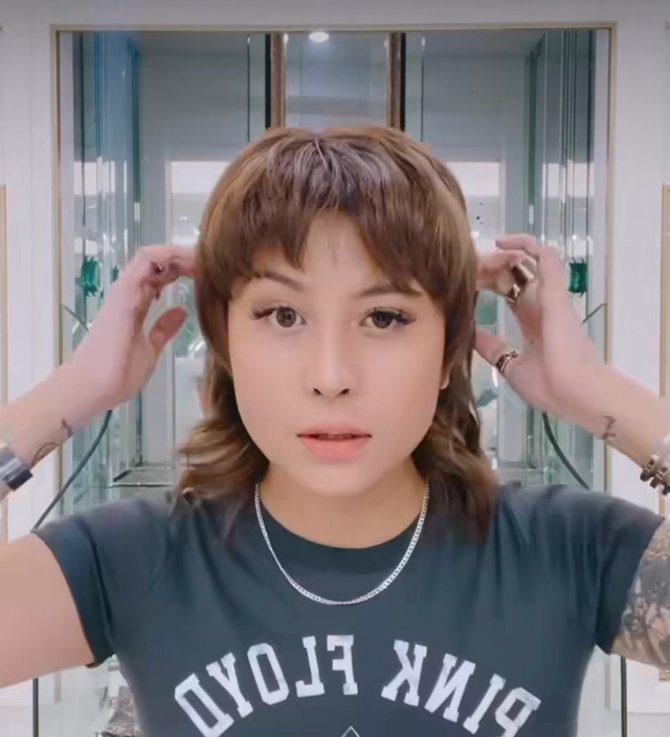 potong rambut gaya mullet intip potret terbaru karin novilda yang makin memesona