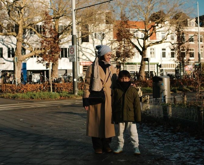 deretan potret liburan seru andien aisyah di amsterdam kawa dan tabi super cute