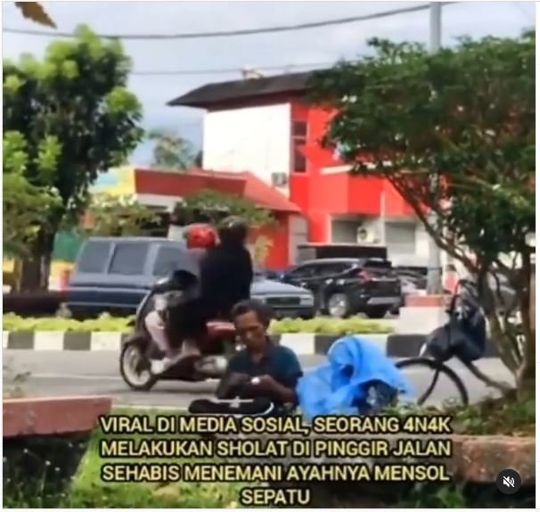 anak sholat di pinggir jalan sambil temani ayah kerja