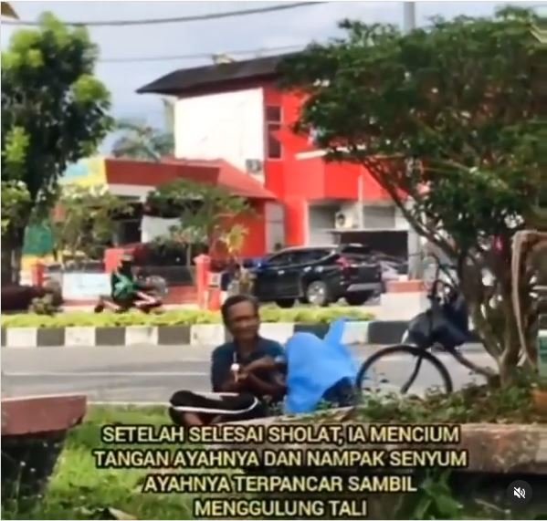 anak sholat di pinggir jalan sambil temani ayah kerja