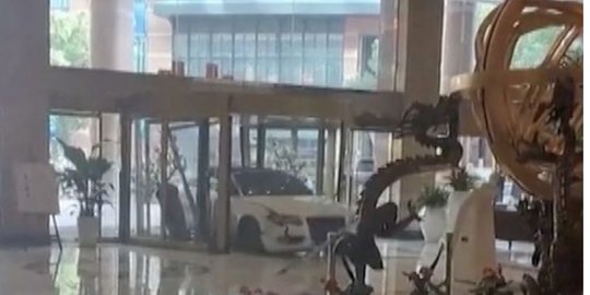 Tamu Hotel di China Mengamuk, Tabrakkan Mobilnya ke Dalam Lobby