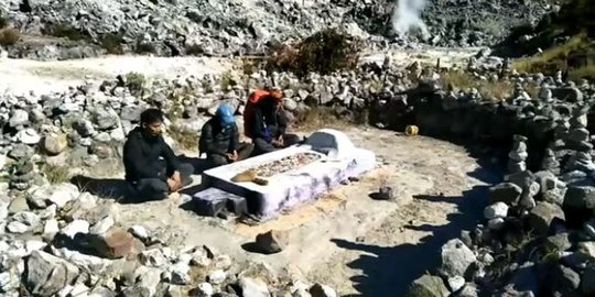 Kisah Makam Tua di Kawah Gunung Sumbing, Dianggap Keramat dan Misterius