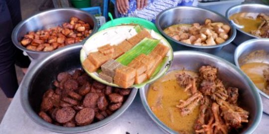 Mengunjungi Warung Mbah Rajak, Kuliner Sragen yang Melegenda Sejak 1945