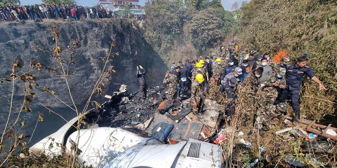 Pesawat 72 Penumpang Jatuh dan Hangus Terbakar di Nepal