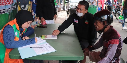 Petugas Tangkap Lima Orang Buang Sampah Sembarangan di CFD