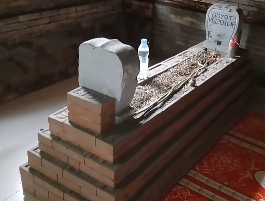 penampakan makam kebo iwa